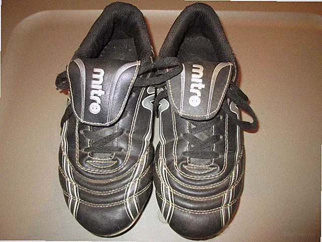 BOYS MITRE FUTBOL BLACK & SILVER SIZE 4-1/2 SOCCER CLEATS, GUC