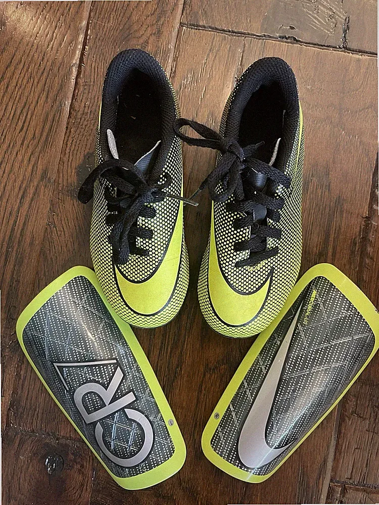 Boys Nike Soccer Cleats And Shin Guards Size 11c