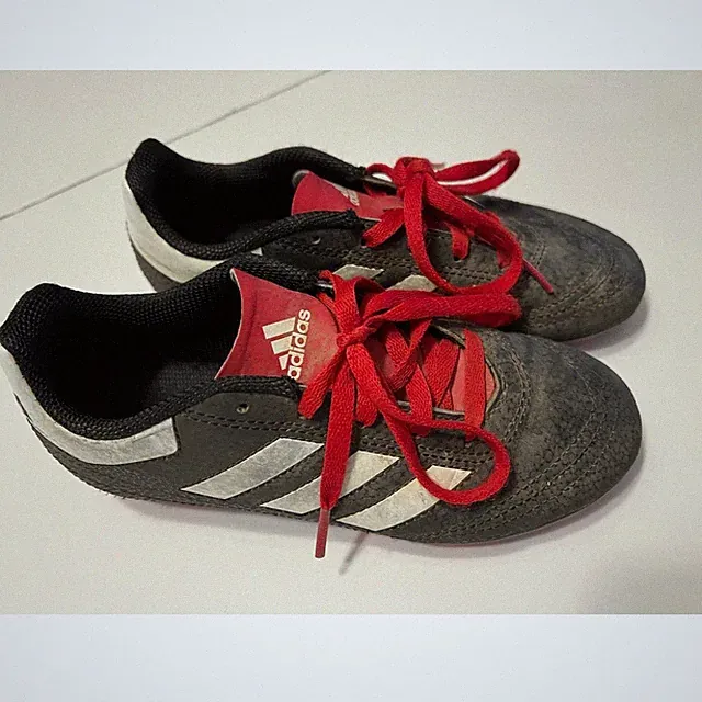 Boys size 1 soccer cleats (s-142)