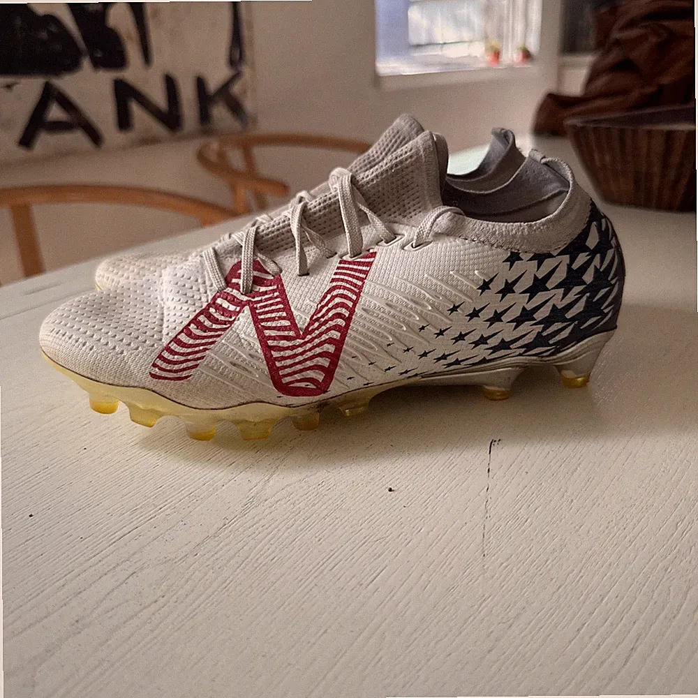 Boys Size 7.5 US new balance tekela v4 pro low Cleats