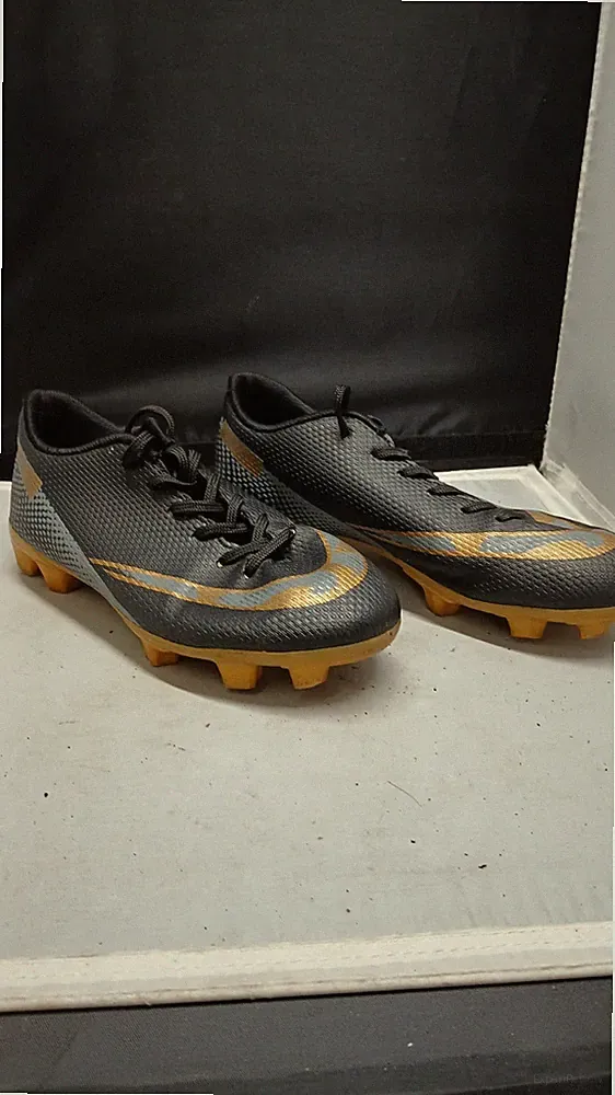 Boys Sz 9 Soccer Cleats Black Gold Athletic Outdoor Turf Sports Shoes Comfort