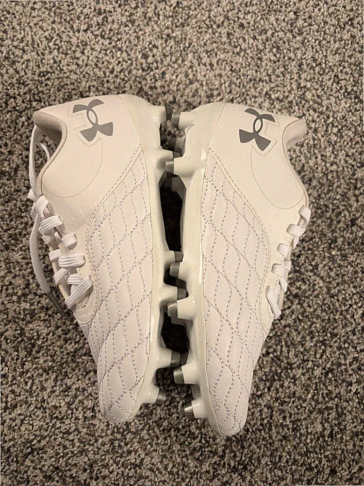 Boys Under Armour Soccer Cleats Magetico 3.0 White Silver Size 1Y Athletic