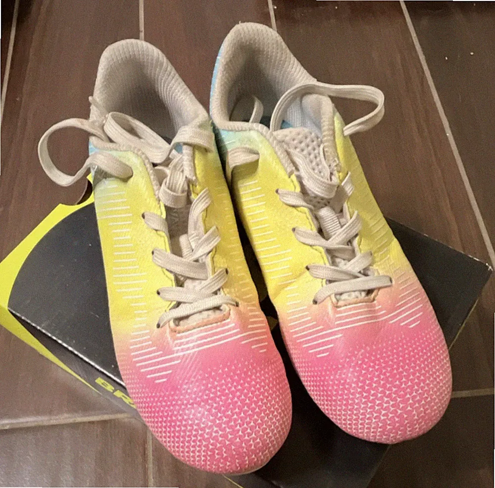 Brava Exempt 2.0 Girls' Soccer Cleats US Size 3.5 Multi-Color