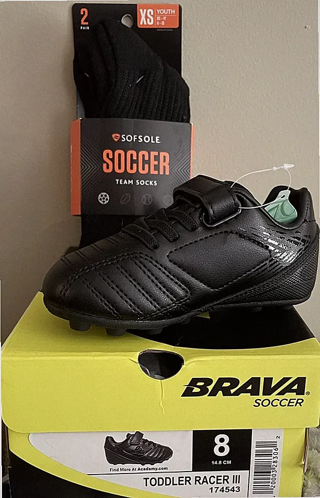 Brava Soccer Toddlers’ Racer III Soccer Cleats Size 8D w/2pk Black Team Socks