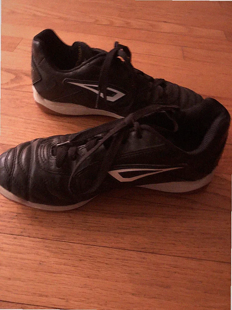 Brine Indoor Soccer ShoesYouth Size 4 Soccer Cleats Black, Faux Leather Low Top