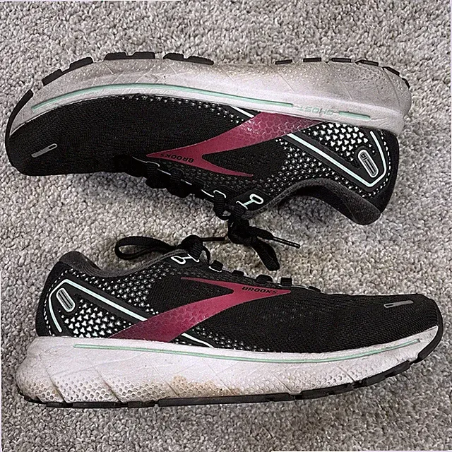 Brooks Ghost 14 Womens 6.5 Black Running Shoes Wide D Athletic Cushion Comfort