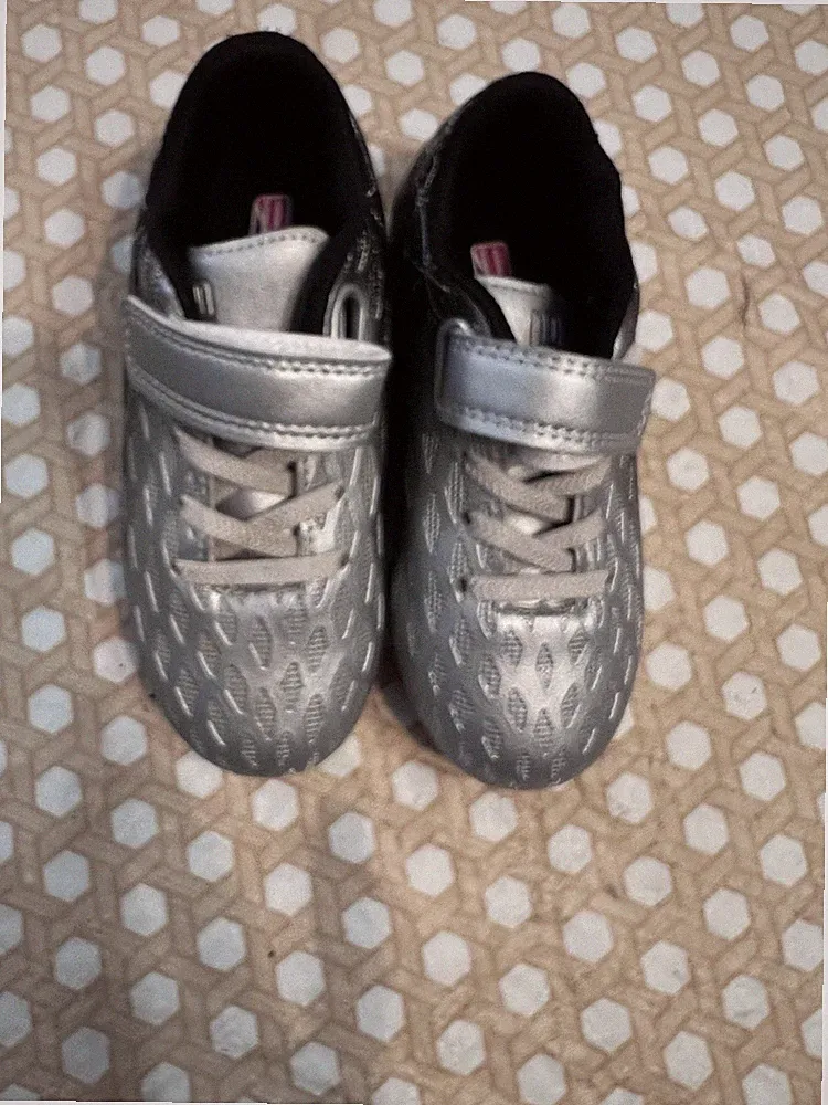 Brooman Kids Soccer Cleats Size 9 Kids silver and black