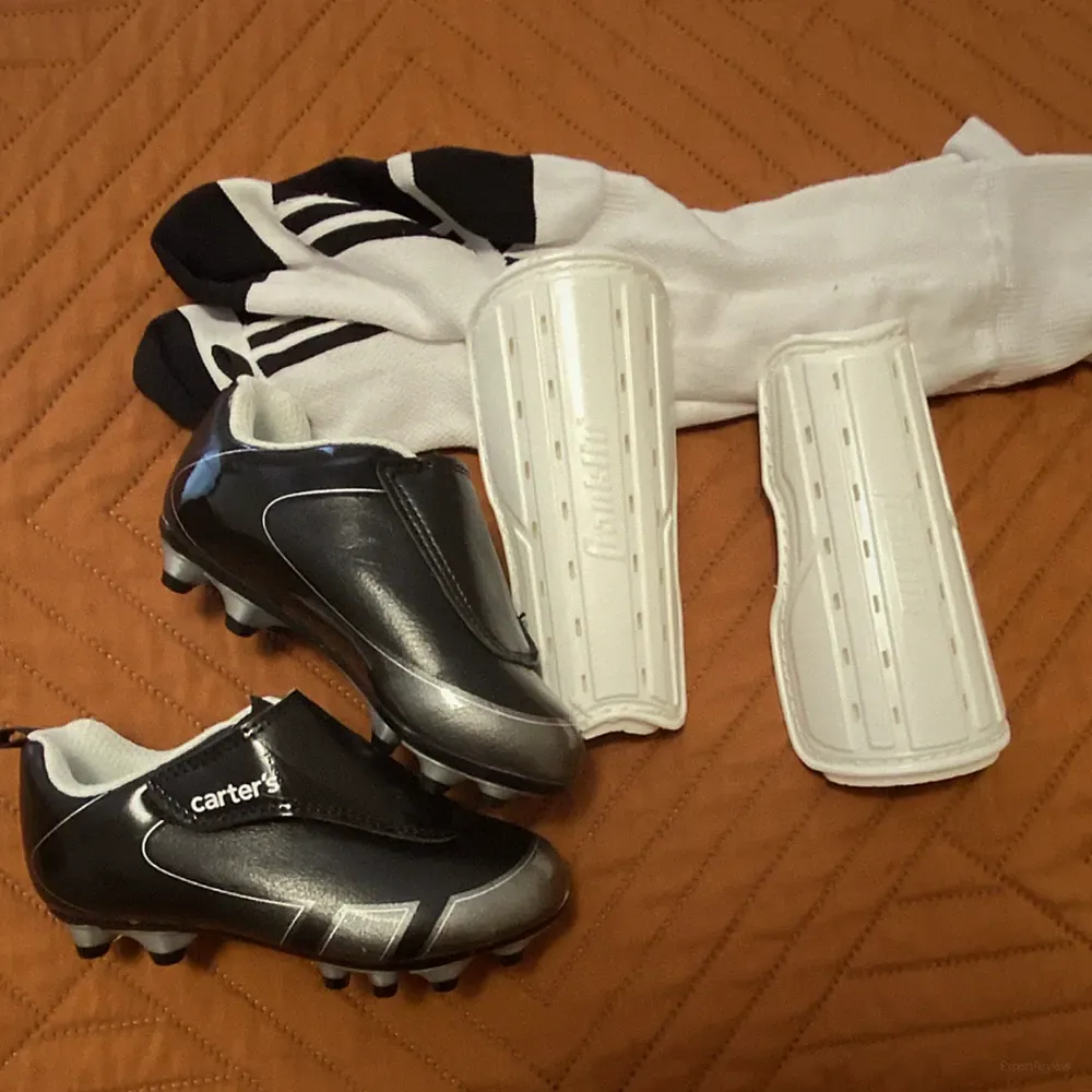 Carter's Youth Soccer Cleats Toddler/kids size 7 includes Shin Guards & Socks