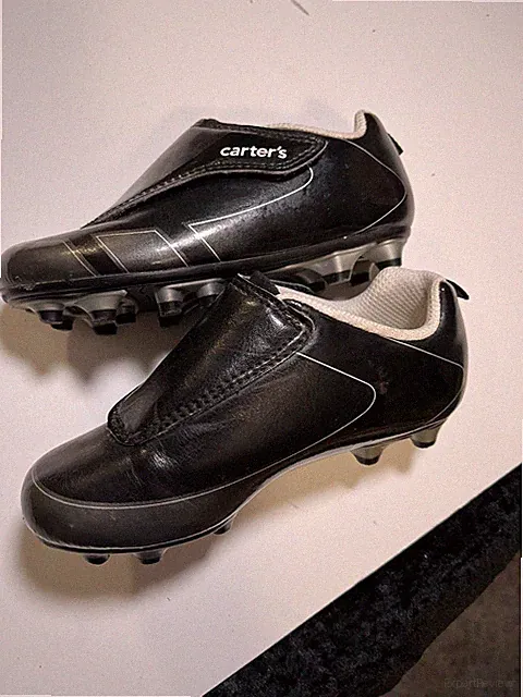 CARTERS CHILDRENS SOCCER CLEATS SIZE 9