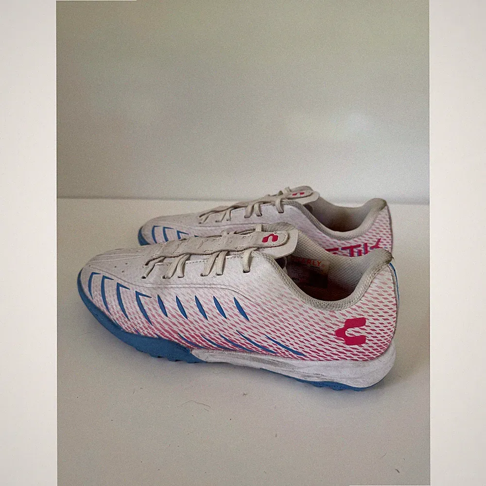 Charly Zinetik Turf Soccer Cleats Mens 7.5 White Pink Blue Hi-Trac Rubber Sole