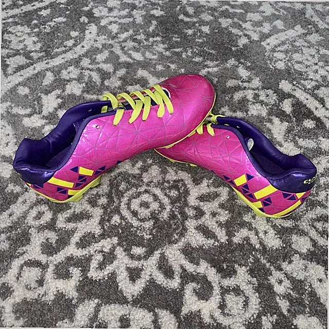 Classic Sport Youth Pink/Yellow Soccer Cleats Size 5.5! EUR Size: 38 Brand New!
