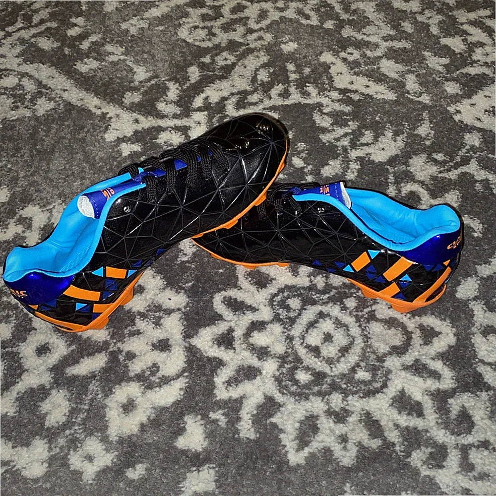 Classic Sport Youth Soccer Cleats Size 3.5! Brand New