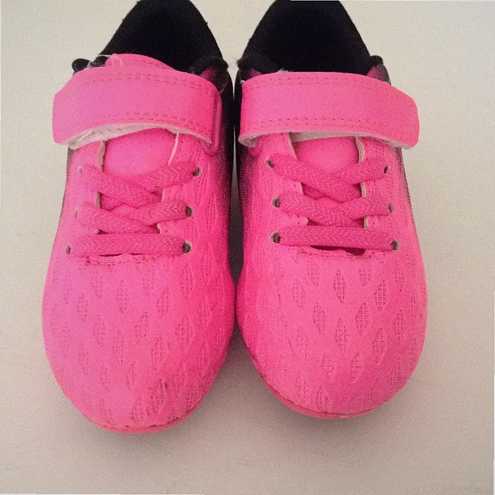 Deja Tu Huella Hot Pink Black Hook and Loop Soccer Cleats Girls Size 8