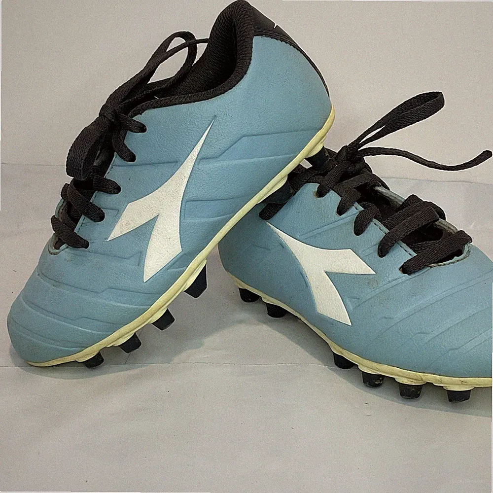 Diadora Boys Youth Size 10 Soccer Cleats. Blue Lace Up