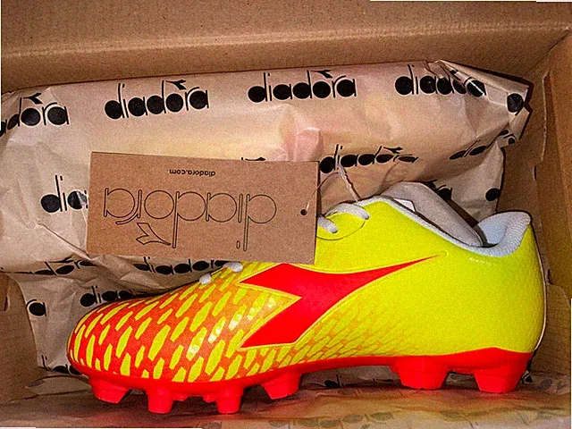 Diadora Cattura Youth Cleats - SIZE 4.5 - NEW In Box Bright Yellow/Red