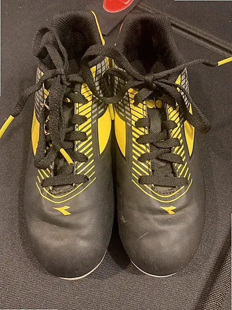 Diadora Kids Black & Yellow Ladro Soccer Cleats Shoes Size 1.5