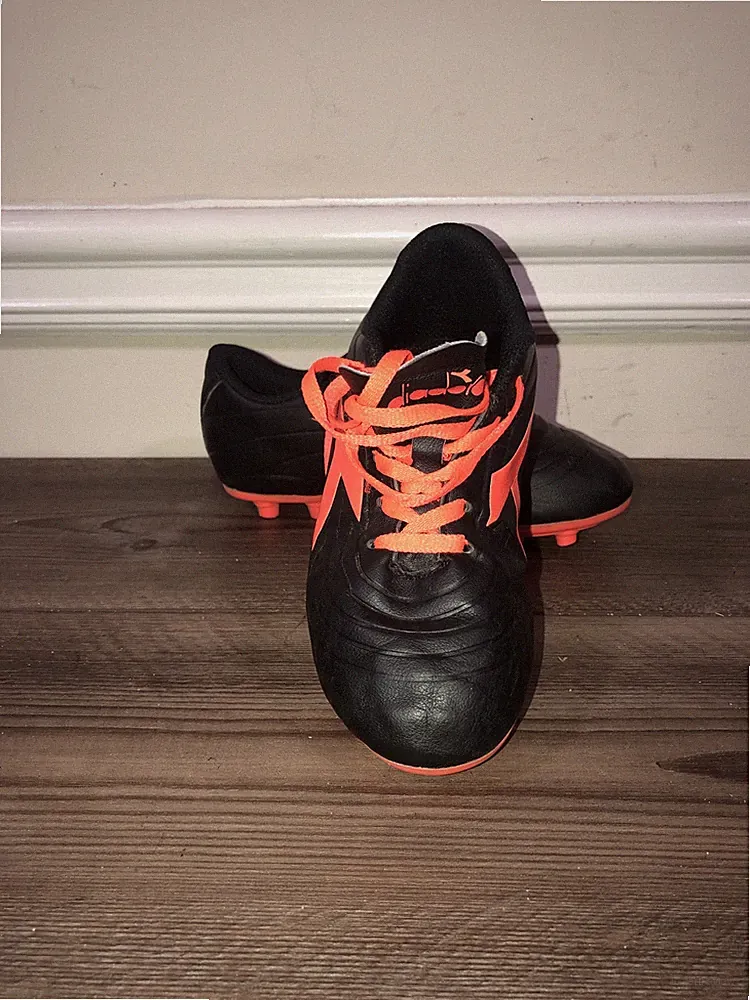 Diadora Kids soccer cleats size 1 men’s 2.5 women’s black and orange￼
