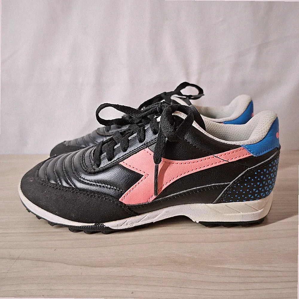 soccer cleats size 3