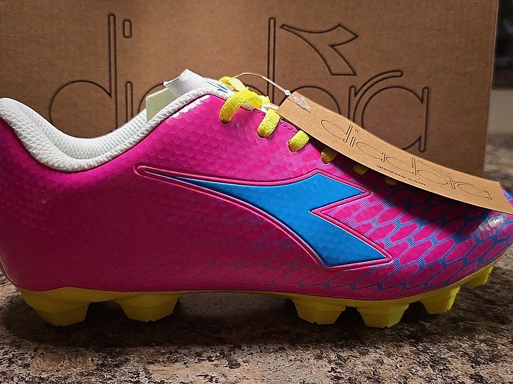 diadora Youth soccer cleats /pink Cyan Blue Size 4.5