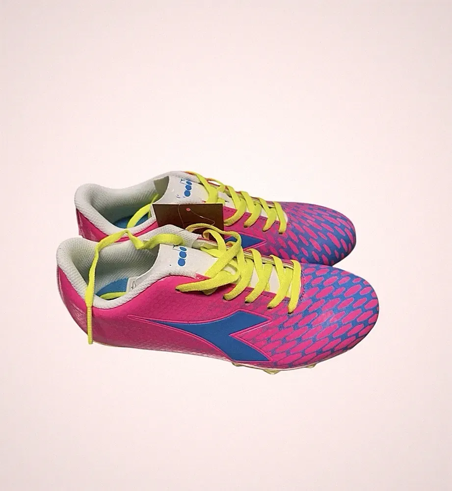 diadora Youth soccer cleats /pink Cyan Blue Size 4.5