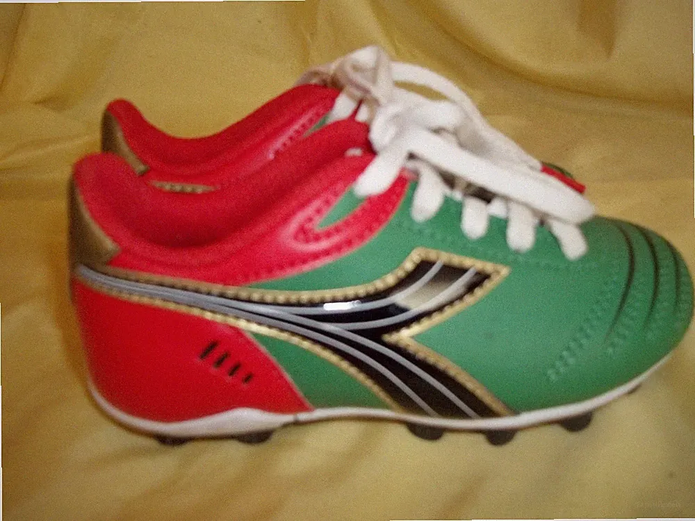 Diadora Youth Soccer Cleats SIZE US K9.5 NEW bright green/Red sports