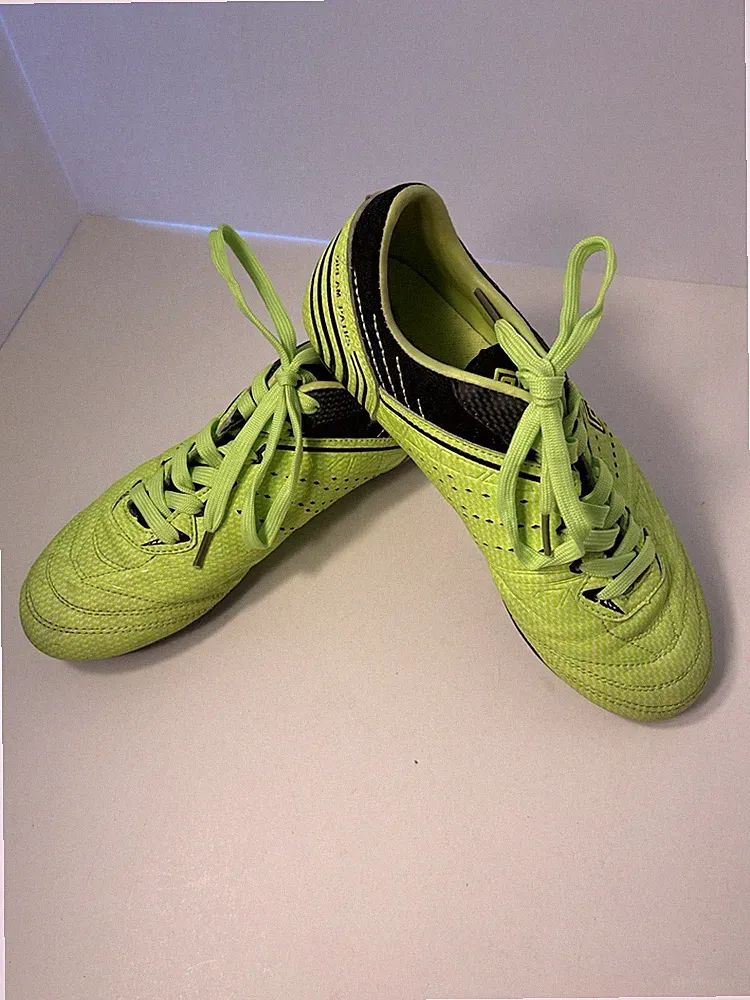 dream pairs soccer cleats Men’s Size 7 Neon Green Used Or Size 6.5 In Boys.