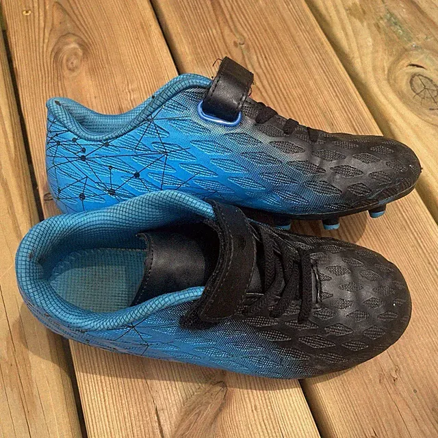 Durable Unisex Cleats US Size 3.5 good condition