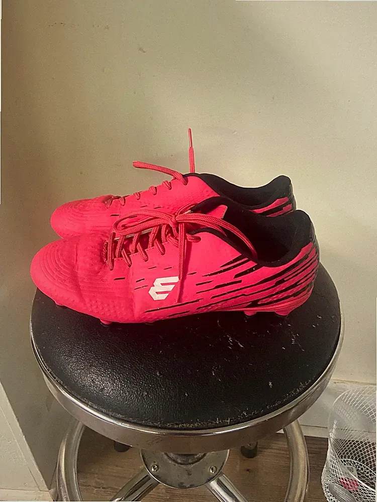 Epimeno soccer cleats women’s 6.5