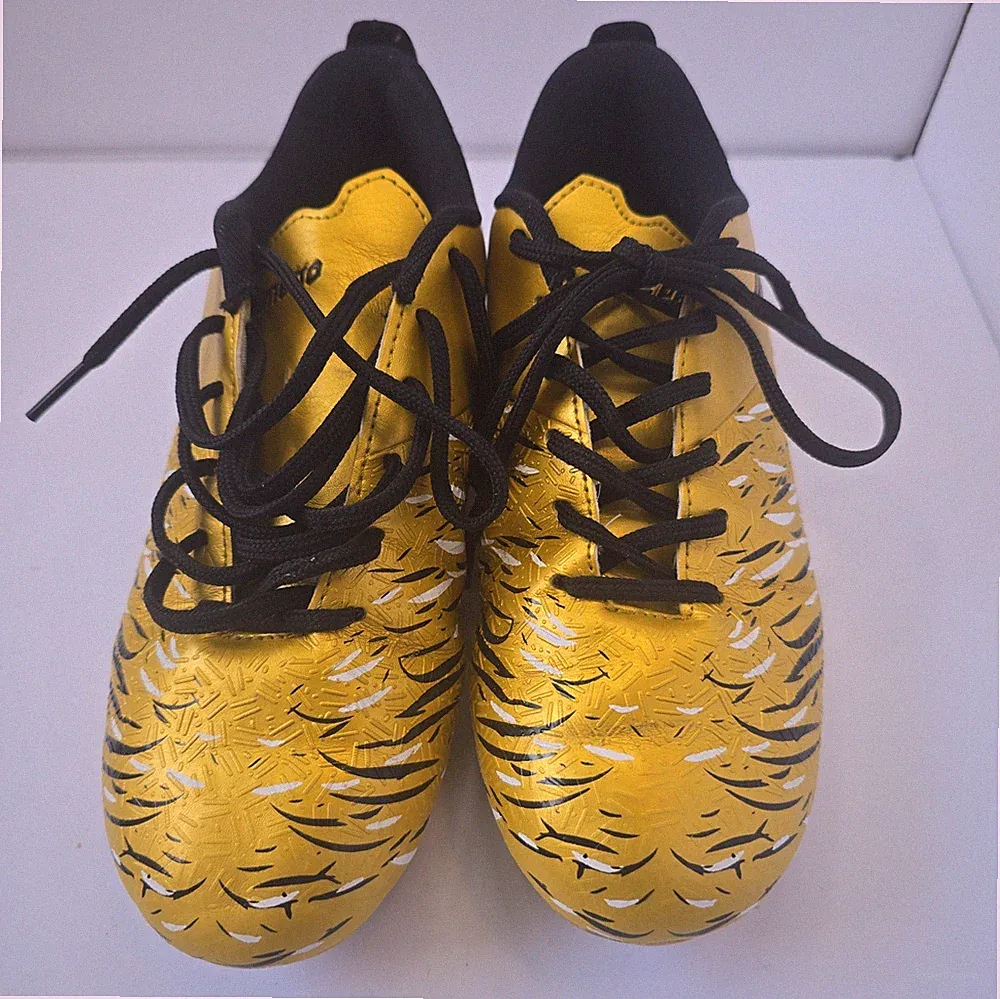 Epimeno unisex soccer cleats