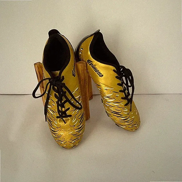 Epimeno unisex soccer cleats