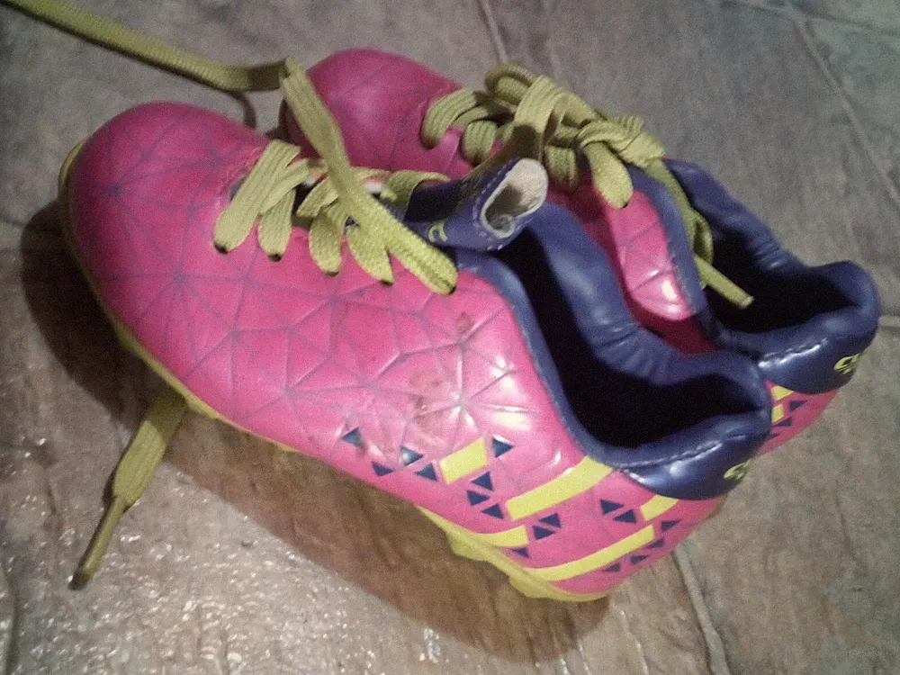 EUC Youth Girls Size 8 Classic Sport Soccer Cleats Pink Green Runs Small