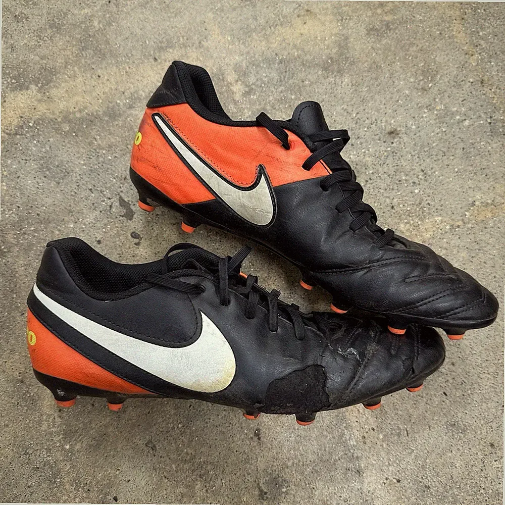 *FLAWNike Soccer Cleats Mens 12 Black Tiempo Genio II Leather FG Football 819233