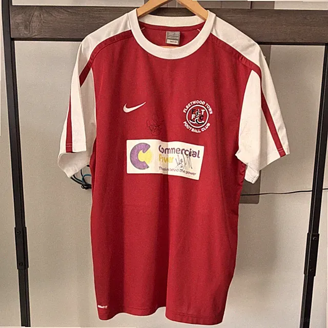 Fleetwood Town FC 09/11 Men's Red Short Sleeve Polyester Soccer Jersey Size L