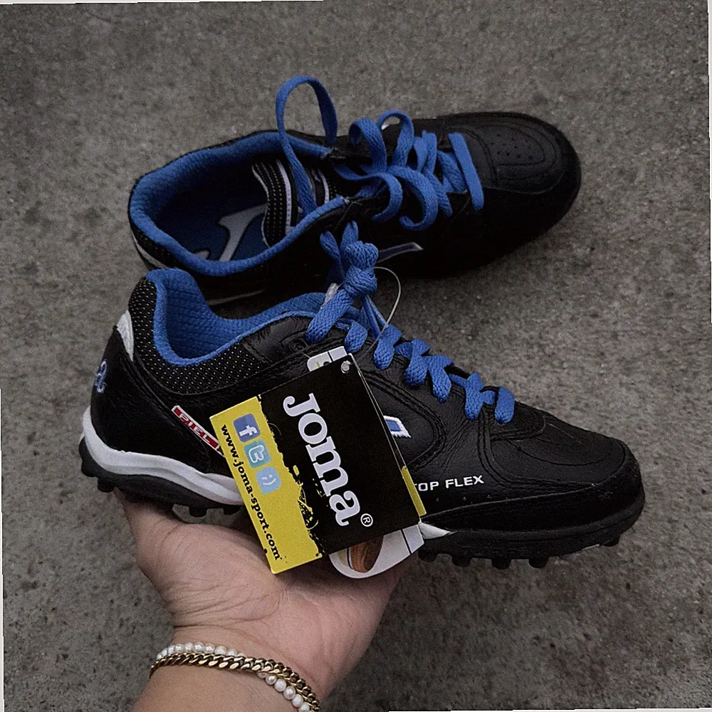 soccer cleats women