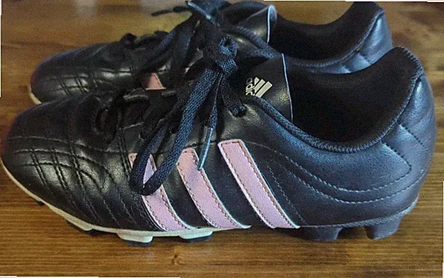 Girls Adidas Black And Pink Soccer Cleats Size 2.5