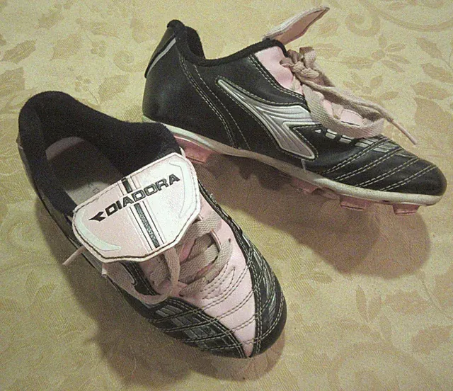 Girls DIADORA~Pink SOCCER CLEATS~size YOUTH 1 Pair Athletic Shoes