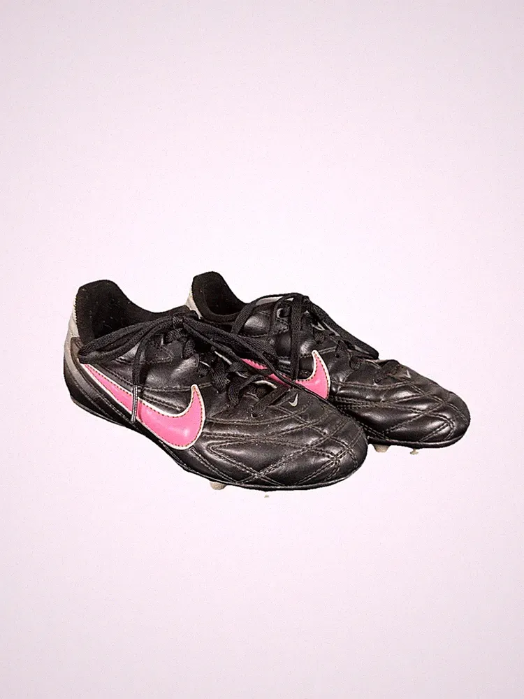 Girls NIKE Cleats Black & Pink 442126-060 SOCCER CLEATS Youth Kids Size 13.5