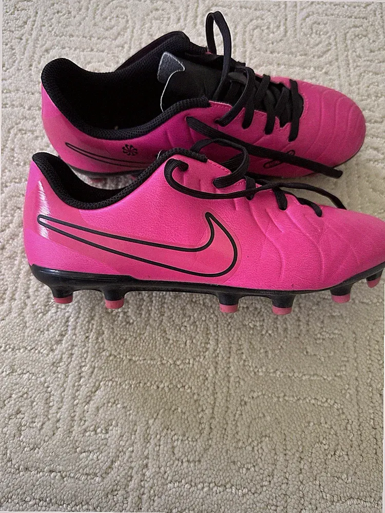 Girls Pink And Black Soccer / Lacrosse Cleats Size 4Y/UK 3.5 / EUR 36