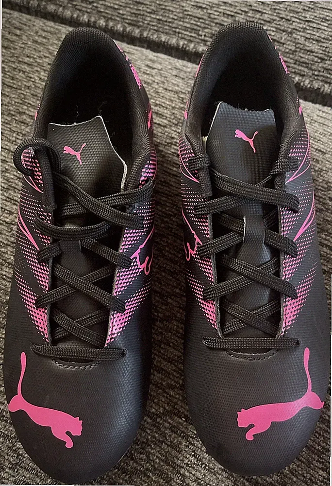 GIRLS SIZE 6 PUMA 107480-06 PINK & BLACK SOCCER CLEATS NEW (H5)