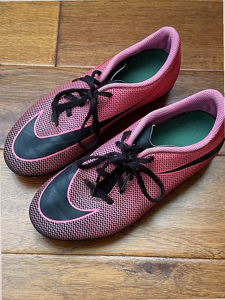 Girls Size 6Y Pink Black Nike Bravata II Soccer Cleats - Pre Owned