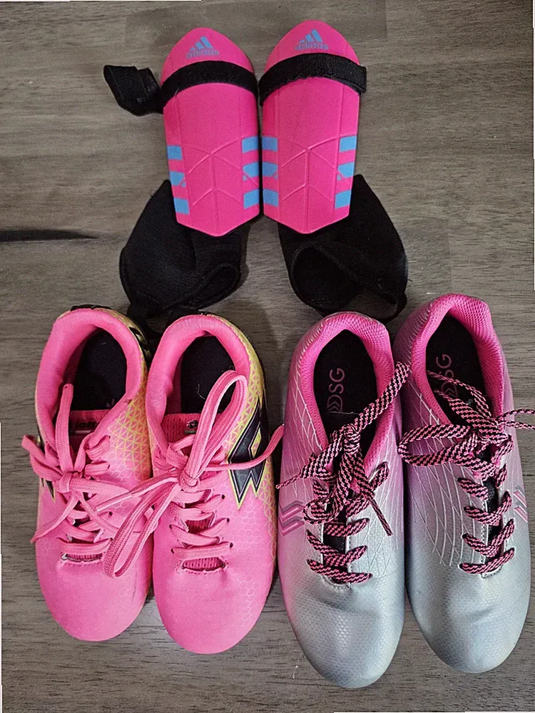 Girls Youth Pink Soccer cleats Lotto sz1, DSG sz 1.5 and Adidas shin guard lot