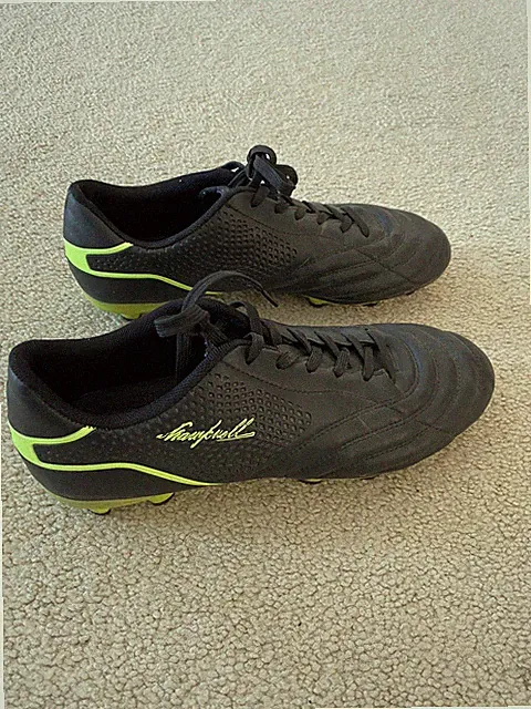 Hawk well Men’s Size 9 Soccer Cleats