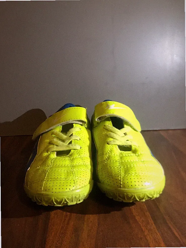 indoor soccer shoes light green size 1.5 for kids in perfect condition
