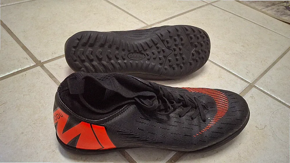 Indoor Turf Soccer Shoes / Cleats Mens size 9.5 Athletic Black / Orange futbol