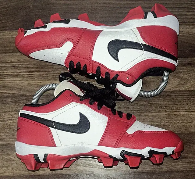 Jordan 1 Low Youth Multisport Cleat 'Chicago' Red HF6885-106 Size 5.5 Y