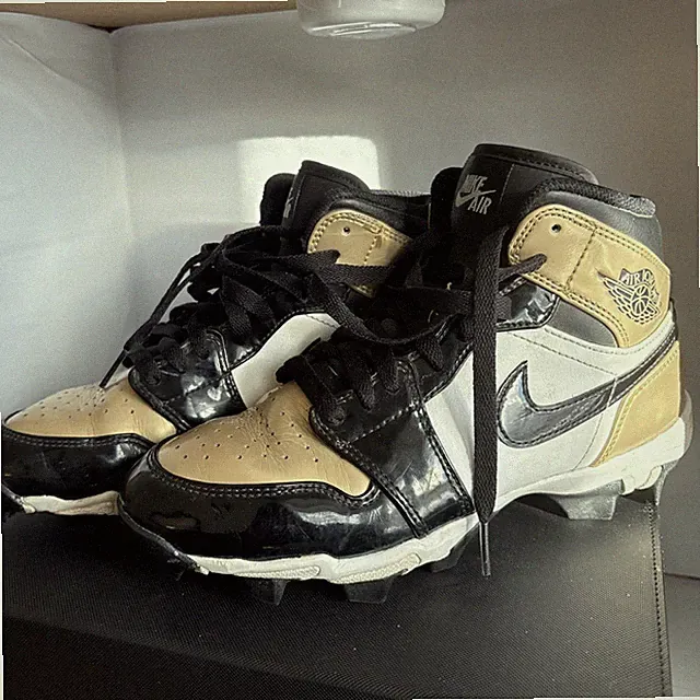 Jordan 1 Mid Youth Multisport Cleat Gold Black HF6883-701 Football Baseball