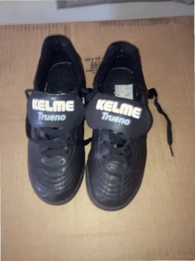 Kelme Trueno Indoor Soccer Shoes Size 6