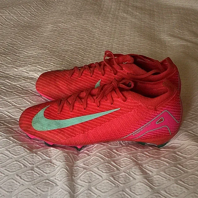 Kids 6Y Nike Mercurial Soccer Cleats Pro