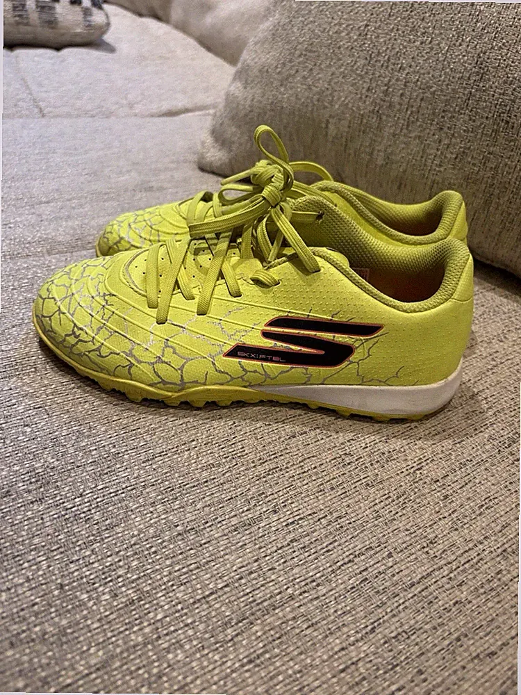 Kids Neon Skechers Turf Soccer Cleats Size 3y In Good Condition