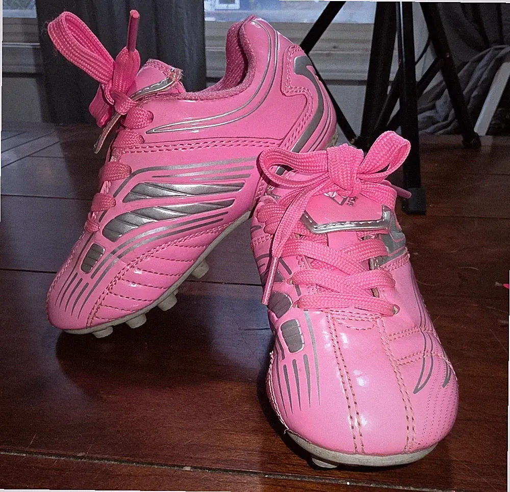 kids pink soccer cleats size 8